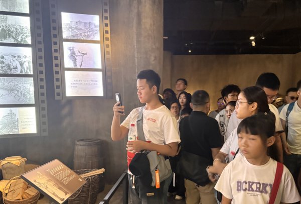 股票配资正规网 新民侨梁 |法国华裔青少年上海行：为四行仓库“泪目”